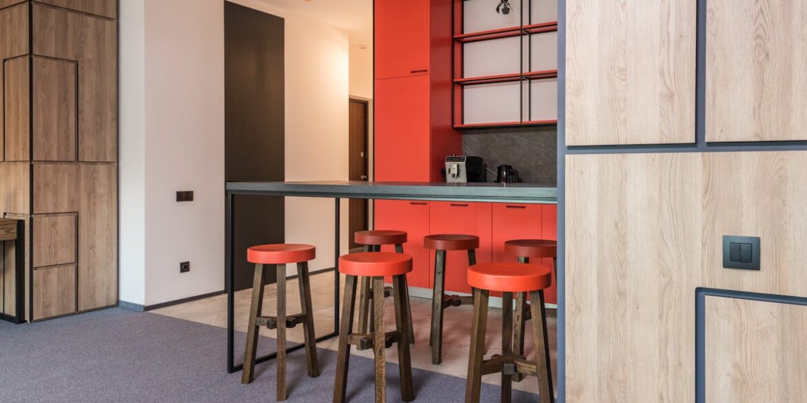 Północna spiżarnia pasywna: chłodna szafa w kuchni bez prądu z gliny i PCM