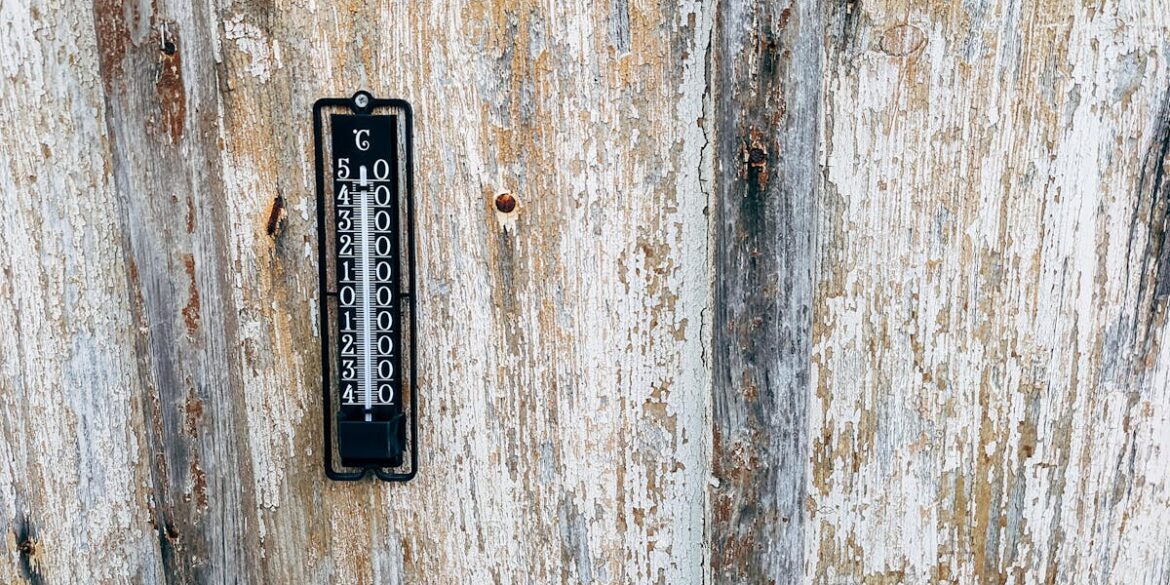 Sufit, który chłodzi i grzeje: napinana membrana z kapilarną matą wodną + akustyka i światło w jednym