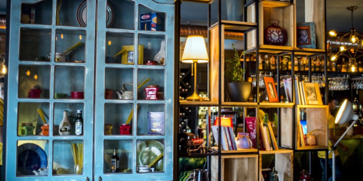 Regał, który grzeje i chłodzi: hydroniczny mebel HVAC do małych mieszkań i nowoczesnych wnętrz