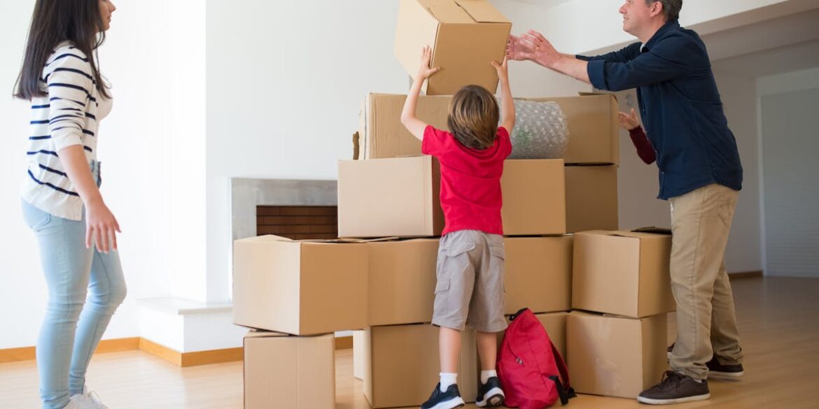 Meble akumulujące ciepło z materiałami zmiennofazowymi PCM: stolik, regał i panele, które stabilizują temperaturę mieszkania