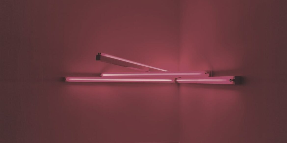 Ściany, które grzeją i chłodzą: gliniany tynk z matami kapilarnymi jako niewidoczny system komfortu (akustyka + wilgotność + energia)