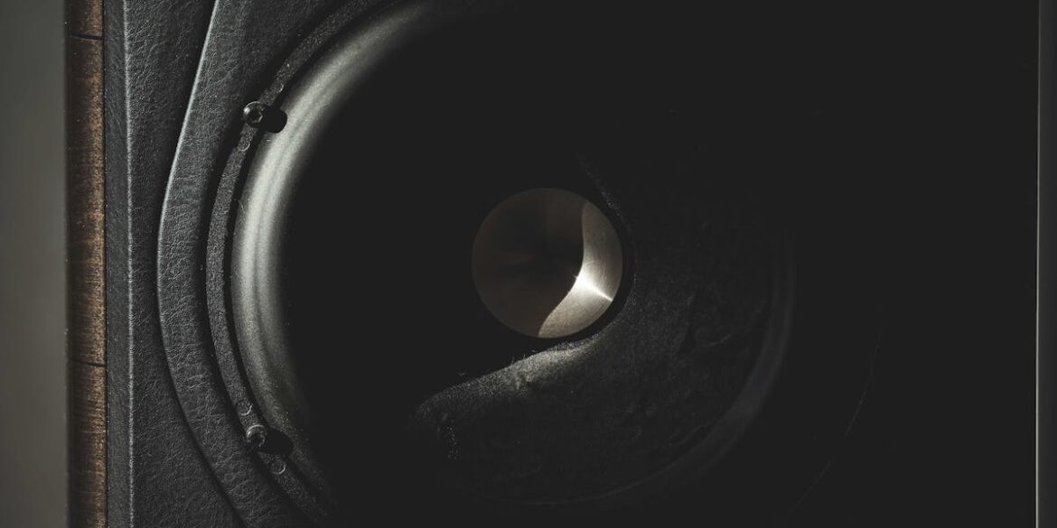 Cichy salon 2026: Regał akustyczny z rezonatorami Helmholtza (DIY + Smart) zamiast pianek na ścianie